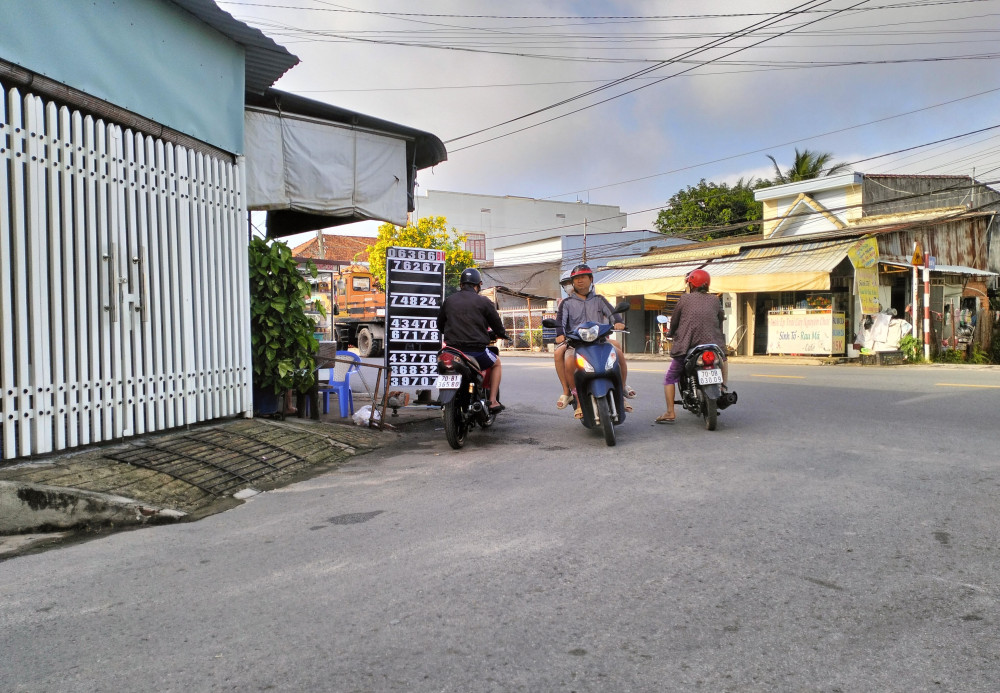 Người tham gia giao thông thường xuyên gặp phải tình huống bất ngờ tại góc ngã ba do bảng quảng cáo che khuất tầm nhìn (ảnh chụp ngày 16/7/2025)
