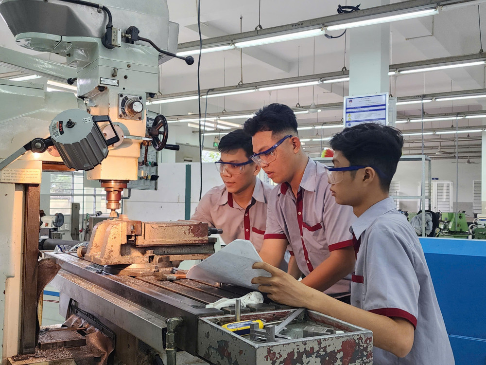 Sinh viên Trường Cao đẳng Long An thực hành tại lớp học