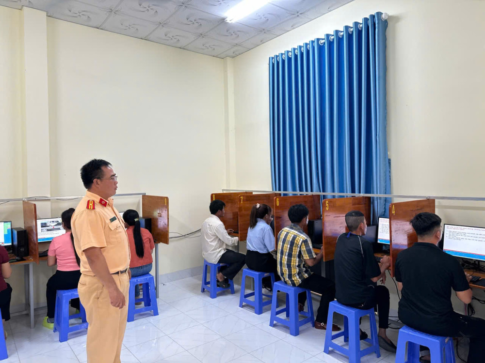 Cảnh sát giao thông giám sát phần thi lý thuyết