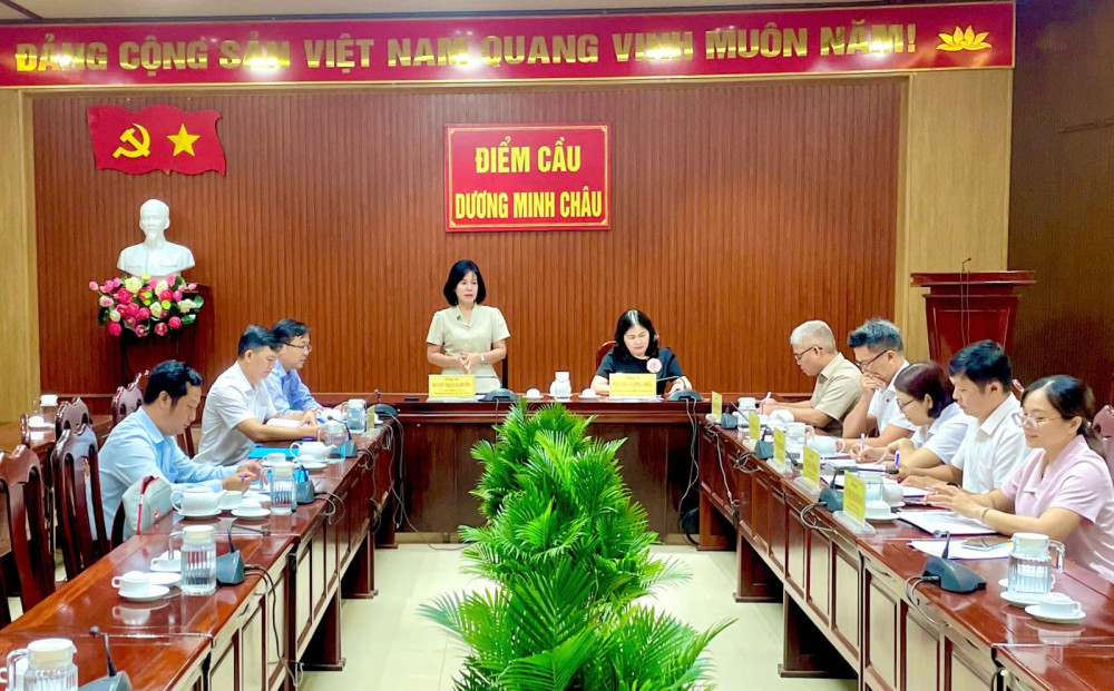 Trưởng ban Tuyên giáo và Dân vận Tỉnh ủy Nguyễn Thị Xuân Hương phát biểu tại buổi làm việc