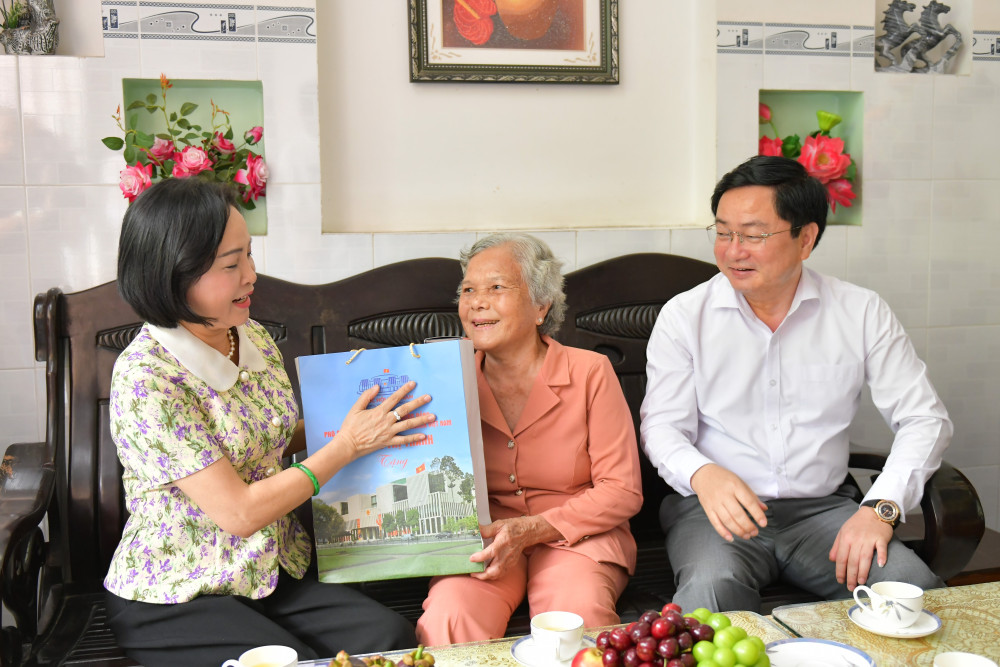 Phó Chủ tịch Quốc hội – Nguyễn Thị Thanh cùng Bí thư Tỉnh ủy - Nguyễn Văn Quyết tặng quà cho thương binh Nguyễn Thị Xinh