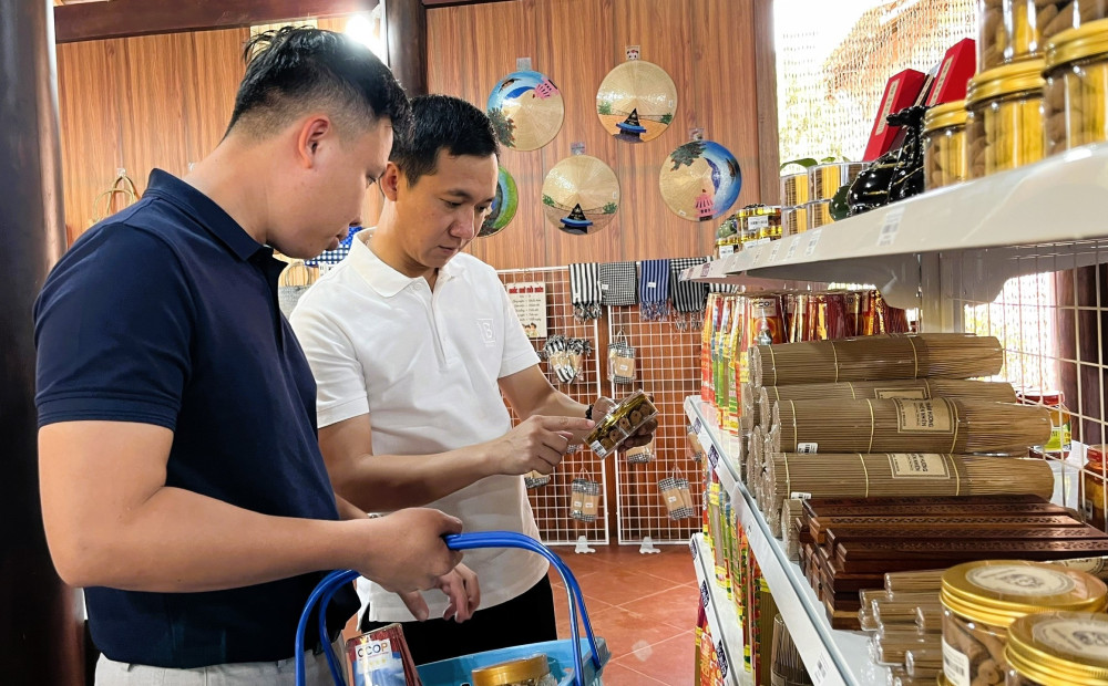 Du khách tham quan, mua sắm các sản phẩm truyền thống đạt chuẩn OCOP của tỉnh Tây Ninh