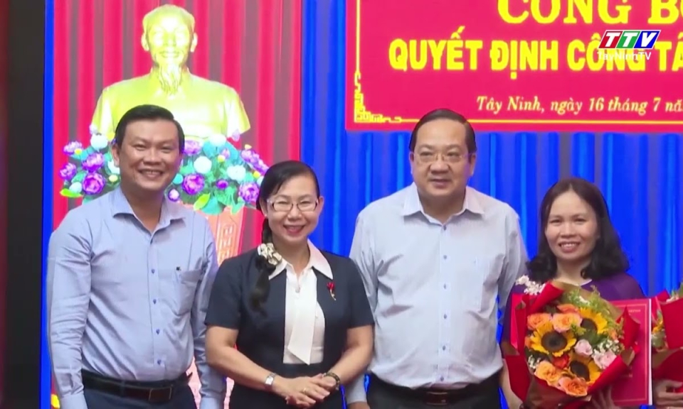 UBND tỉnh trao quyết định c&aacute;n bộ