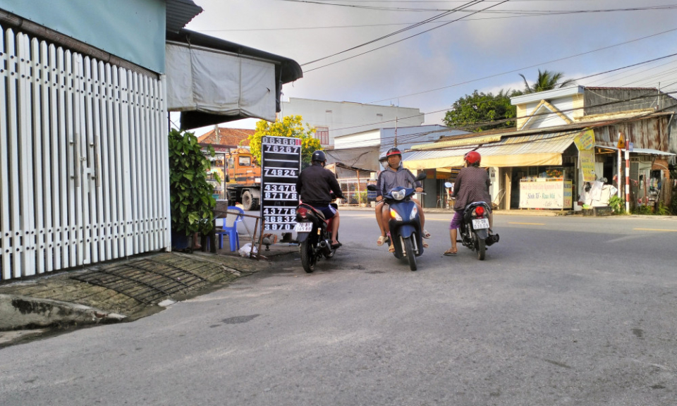 Bảng quảng c&aacute;o che khuất tầm nh&igrave;n giao th&ocirc;ng