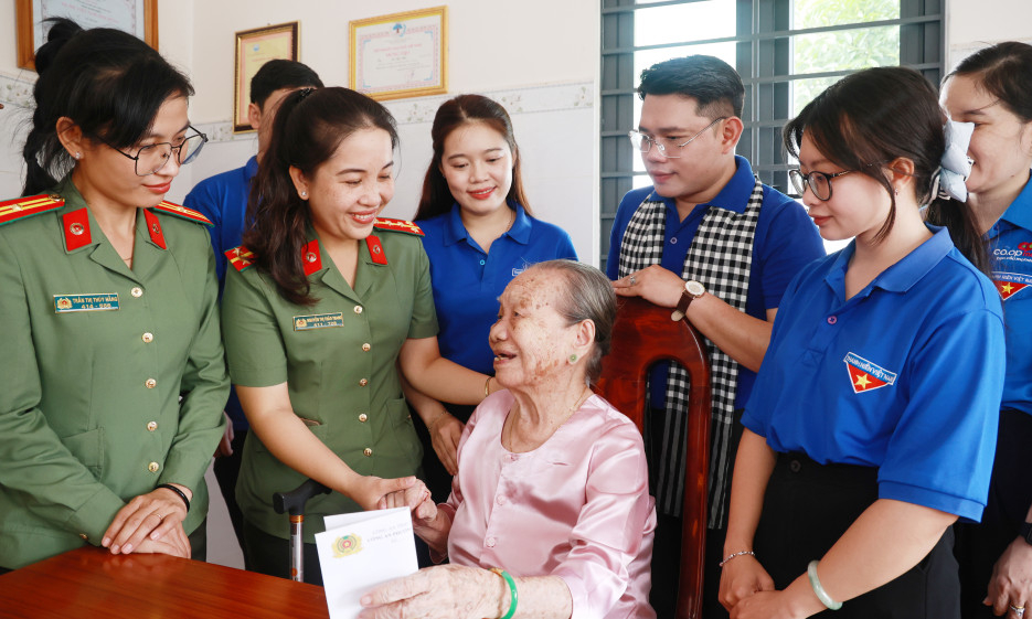 Tuổi trẻ phường T&acirc;n Ninh tri &acirc;n Mẹ Việt Nam anh h&ugrave;ng