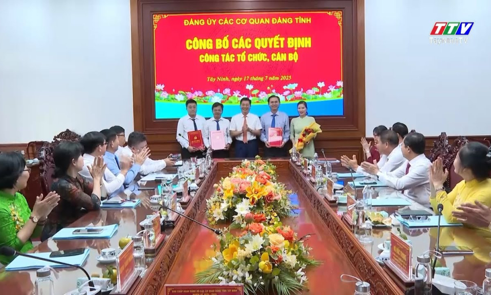Đảng ủy c&aacute;c cơ quan Đảng tỉnh c&ocirc;ng bố c&aacute;c quyết định c&aacute;n bộ