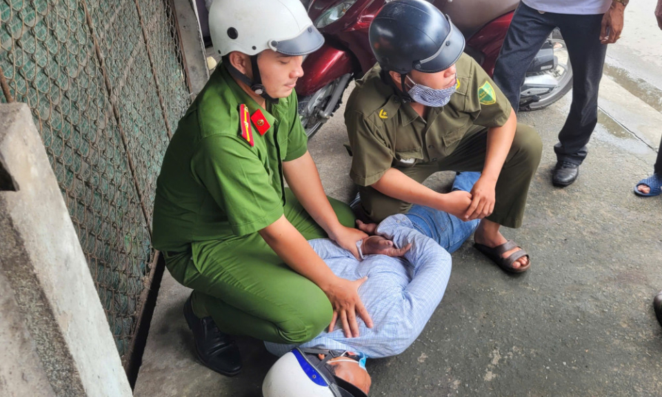 Cảnh s&aacute;t nhanh ch&oacute;ng bắt giữ đối tượng phạm tội đang chạy trốn tr&ecirc;n Quốc lộ 62