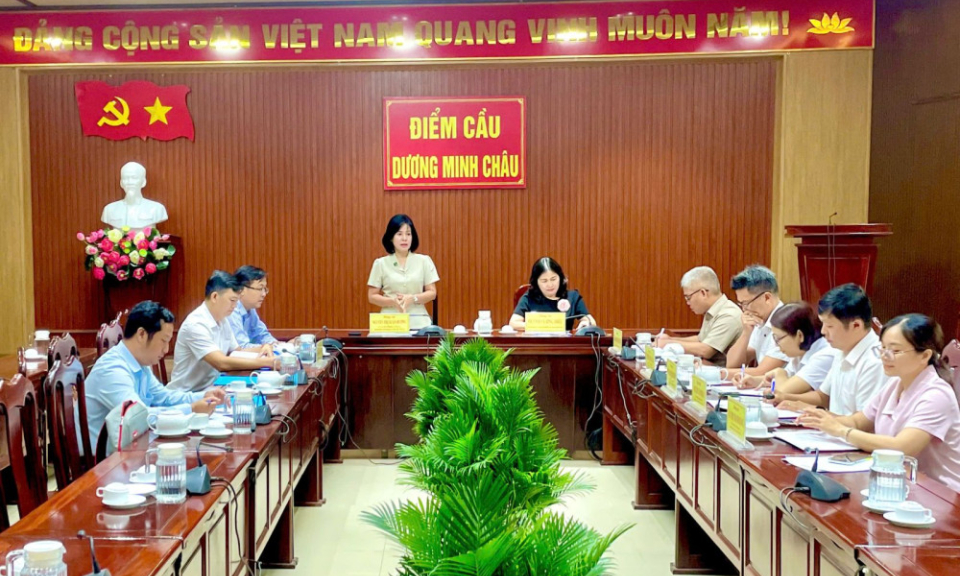 Trưởng ban Tuy&ecirc;n gi&aacute;o v&agrave; D&acirc;n vận Tỉnh ủy Nguyễn Thị Xu&acirc;n Hương l&agrave;m việc với x&atilde; Dương Minh Ch&acirc;u