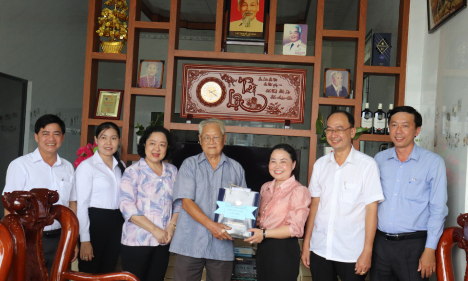 Thăm v&agrave; tặng qu&agrave; gia đ&igrave;nh ch&iacute;nh s&aacute;ch tại x&atilde; T&acirc;n Thạnh