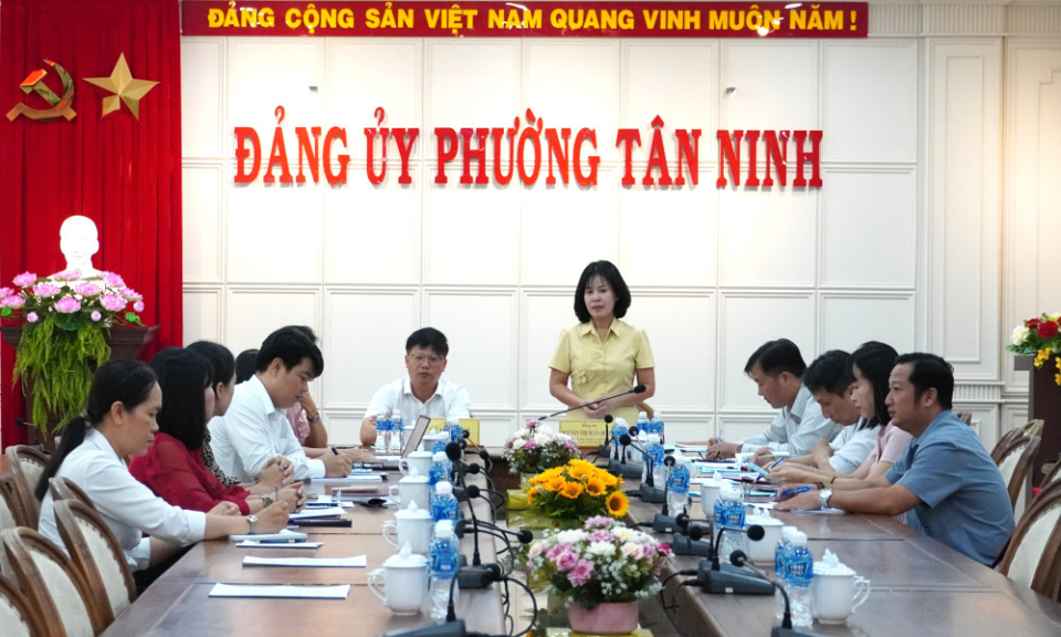 Trưởng ban Tuy&ecirc;n gi&aacute;o v&agrave; D&acirc;n vận Tỉnh ủy Nguyễn Thị Xu&acirc;n Hương l&agrave;m việc với phường T&acirc;n Ninh