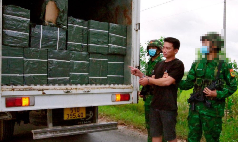 Khởi tố bị can d&ugrave;ng xe tải chở 45.000 g&oacute;i thuốc l&aacute; ngoại nhập lậu l&uacute;c rạng s&aacute;ng