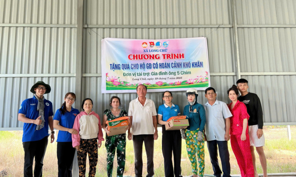 X&atilde; Long Chữ: Tặng 100 phần qu&agrave; cho gia đ&igrave;nh c&oacute; ho&agrave;n cảnh kh&oacute; khăn