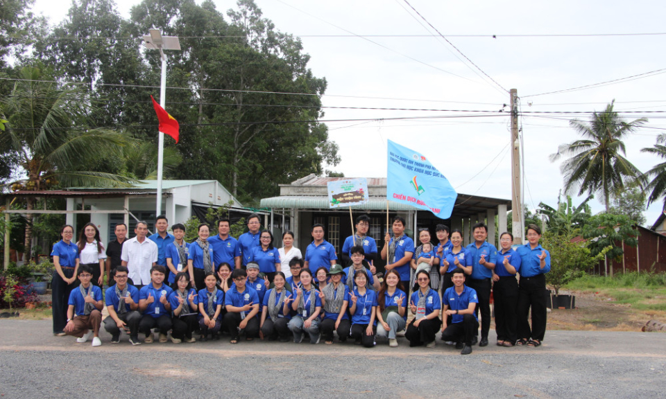 Kh&aacute;nh th&agrave;nh c&ocirc;ng tr&igrave;nh 'Đường cờ Tổ quốc - Thắp s&aacute;ng đường qu&ecirc;'