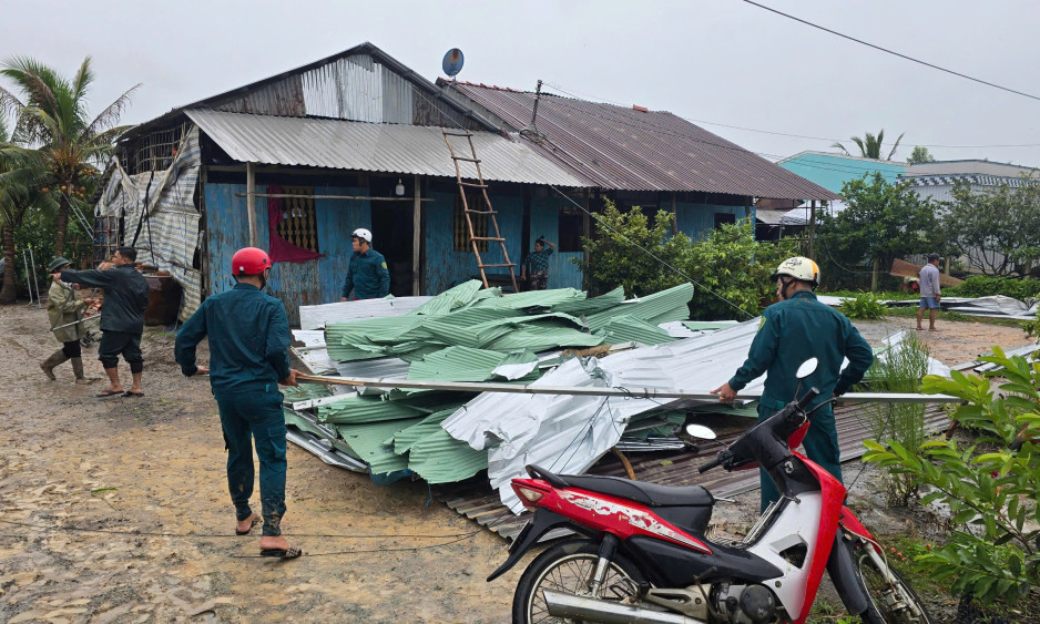 Tuy&ecirc;n Thạnh &ndash; Mưa gi&ocirc;ng l&agrave;m 09 căn nh&agrave; bị tốc m&aacute;i v&agrave; hư hỏng nặng