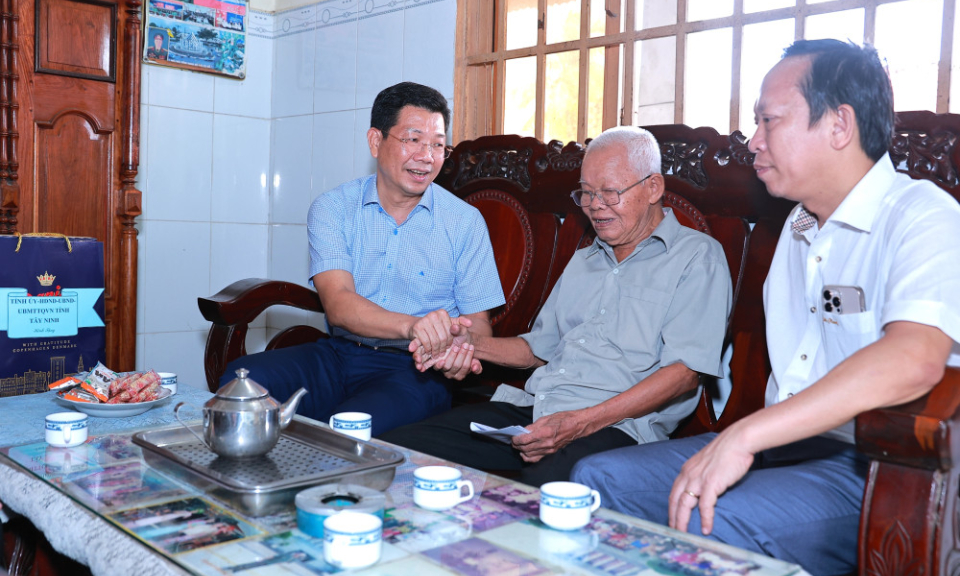 L&atilde;nh đạo tỉnh thăm v&agrave; tặng qu&agrave; gia đ&igrave;nh ch&iacute;nh s&aacute;ch tại phường Trảng B&agrave;ng