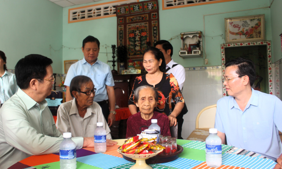 Ph&oacute; Thủ tướng Ch&iacute;nh phủ Mai Văn Ch&iacute;nh thăm, tặng qu&agrave; gia đ&igrave;nh ch&iacute;nh s&aacute;ch