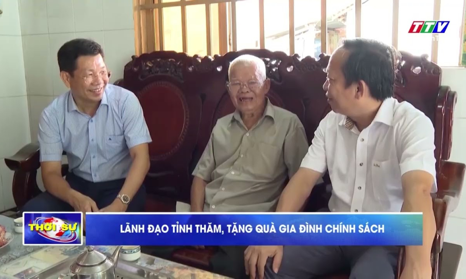 L&atilde;nh đạo tỉnh thăm, tặng qu&agrave; gia đ&igrave;nh ch&iacute;nh s&aacute;ch