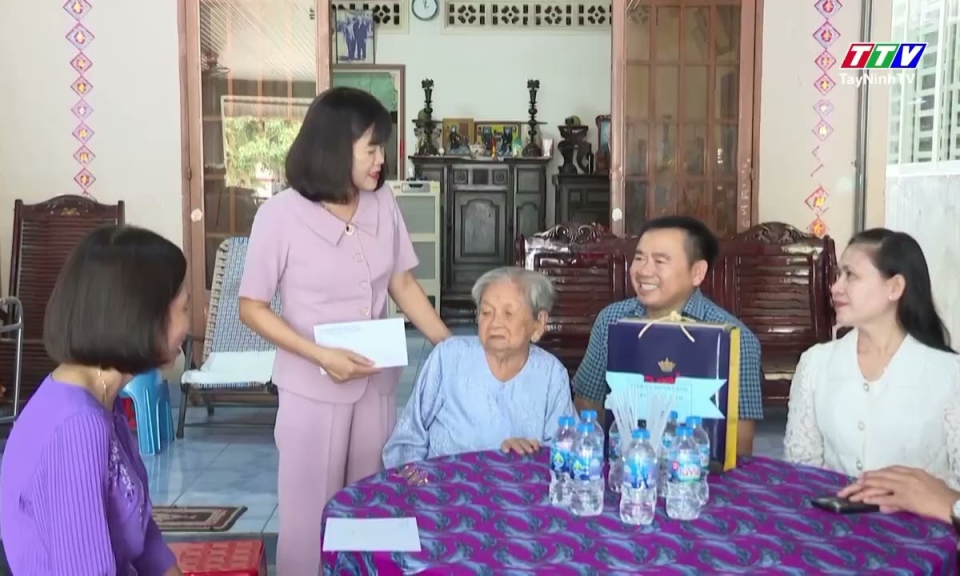 Thường trực HĐND tỉnh làm vi&ecirc;̣c, thăm và tặng quà gia đình chính sách