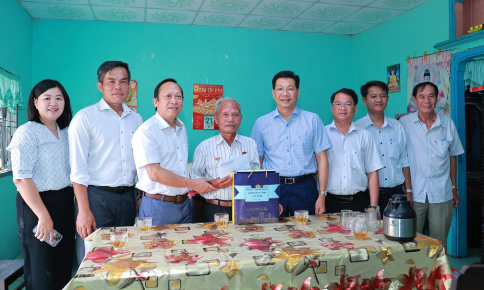 L&atilde;nh đạo tỉnh thăm v&agrave; tặng qu&agrave; gia đ&igrave;nh ch&iacute;nh s&aacute;ch tại phường Trảng B&agrave;ng