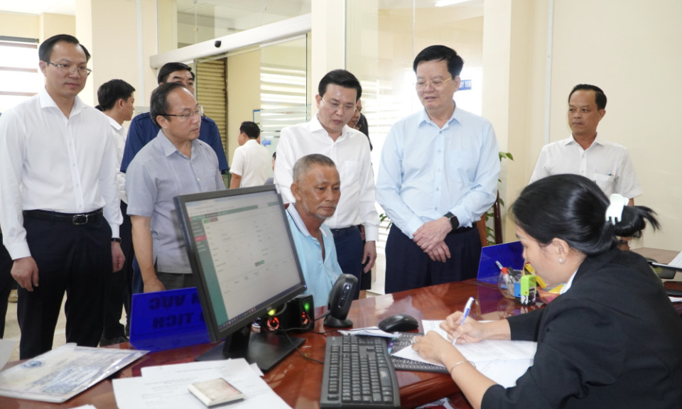 Ph&oacute; Thủ tướng Ch&iacute;nh phủ y&ecirc;u cầu cấp x&atilde; 'xoay trục' phục vụ từ bị động sang chủ động