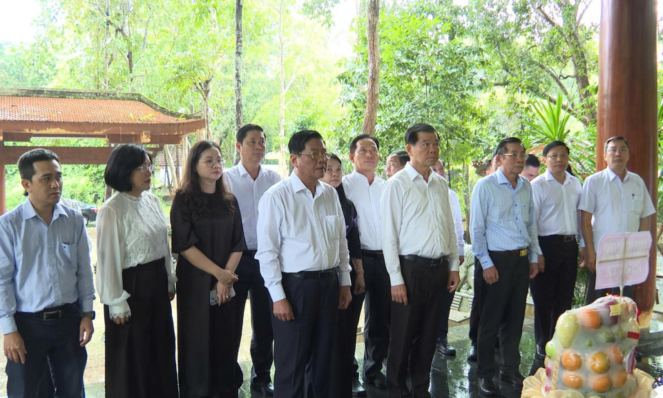 Đo&agrave;n c&ocirc;ng t&aacute;c Ủy ban Kiểm tra Trung ương: D&acirc;ng hương tại Di t&iacute;ch lịch sử Ban Kiểm tra Trung ương Cục miền Nam