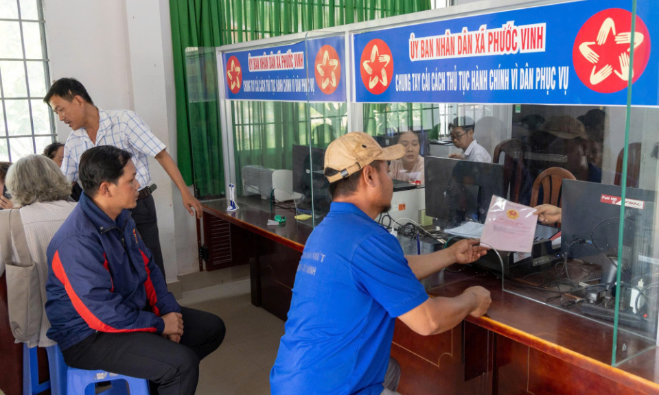 Giải quyết thủ tục h&agrave;nh ch&iacute;nh 'phi địa giới' ở x&atilde; bi&ecirc;n giới