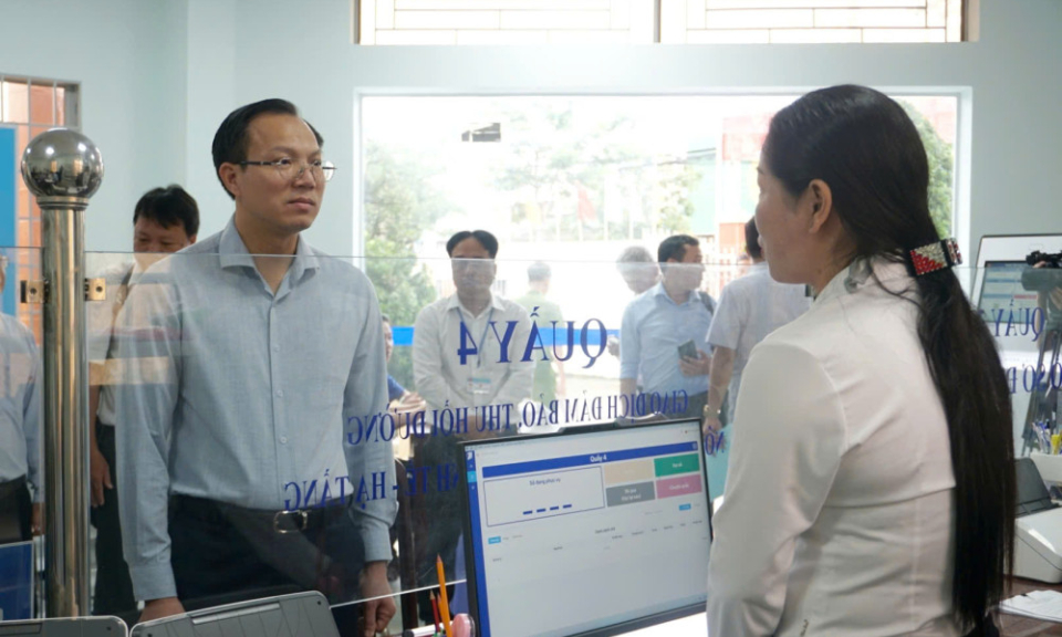 Ph&oacute; Chủ tịch UBND tỉnh T&acirc;y Ninh Đo&agrave;n Trung Ki&ecirc;n thăm, l&agrave;m việc tại x&atilde; Long Cang