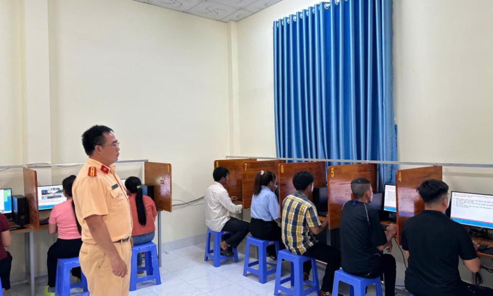 Đẩy nhanh tiến độ s&aacute;t hạch, cấp giấy ph&eacute;p l&aacute;i xe cơ giới đường bộ