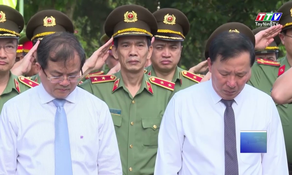 D&acirc;ng hương tưởng niệm tại Nghĩa trang liệt sĩ Đồi 82