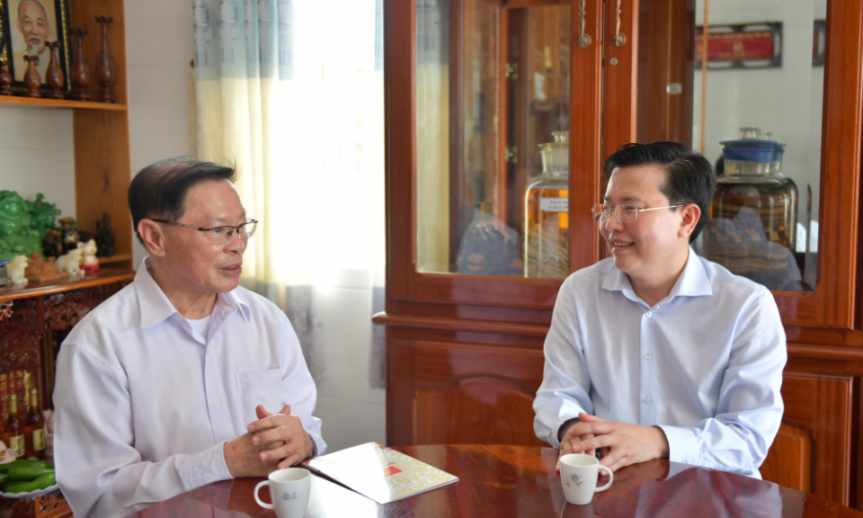 Ph&oacute; B&iacute; thư Tỉnh ủy, Chủ tịch UBMTTQ Việt Nam tỉnh Nguyễn Thanh Hải thăm nguy&ecirc;n Ph&oacute; B&iacute; thư Thường trực Tỉnh ủy L&ecirc; Văn Ch&iacute;nh