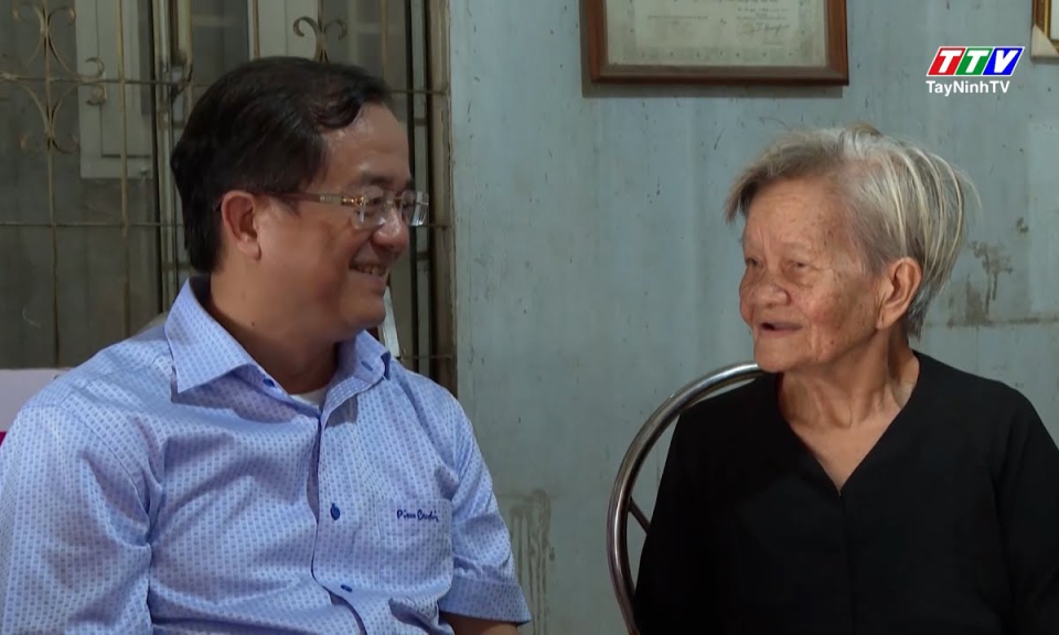 Lãnh đạo UBND tỉnh thăm, tặng qu&agrave; gia đ&igrave;nh ch&iacute;nh s&aacute;ch