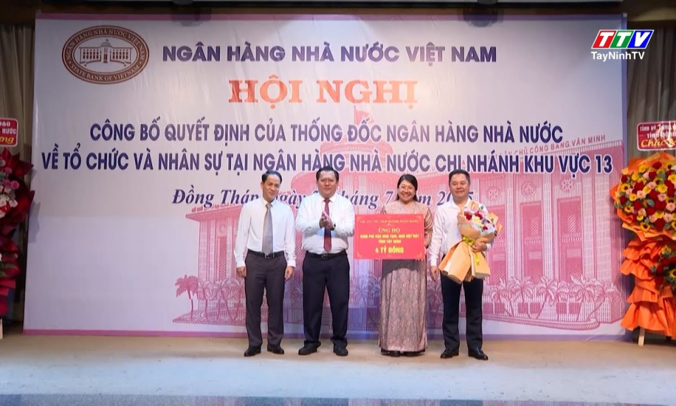 Ng&acirc;n h&agrave;ng Nh&agrave; nước Việt Nam trao tặng kinh phí cho Chương tr&igrave;nh x&oacute;a nh&agrave; tạm, nh&agrave; dột n&aacute;t