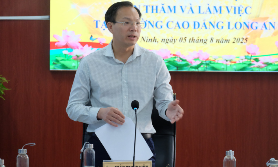 Ph&oacute; Chủ tịch UBND tỉnh Đo&agrave;n Trung Ki&ecirc;n thăm v&agrave; l&agrave;m việc tại Trường Cao đẳng Long An