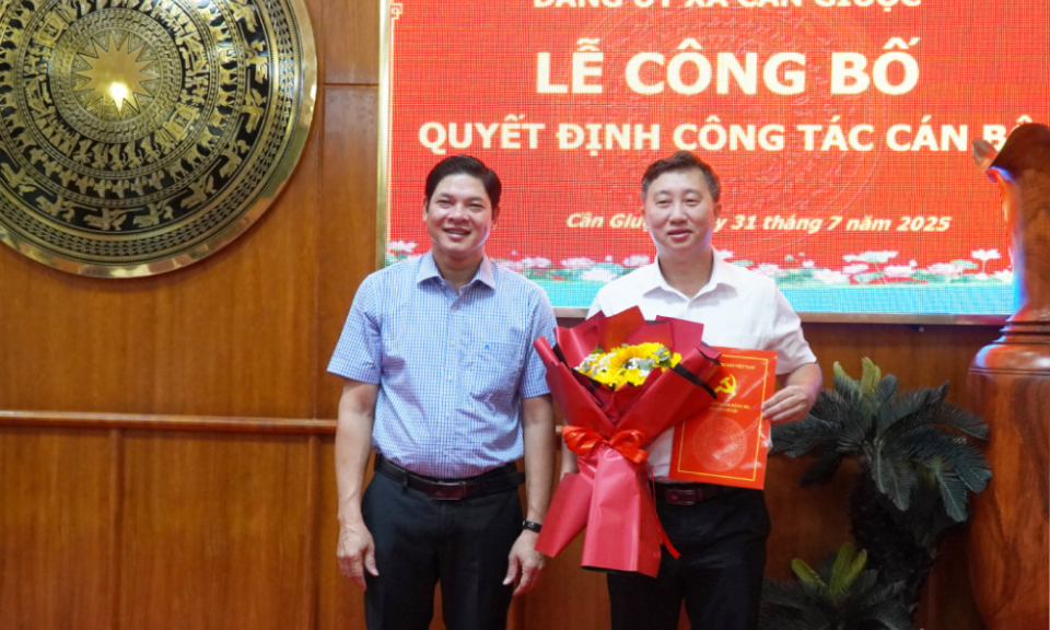 Đảng ủy x&atilde; Cần Giuộc c&ocirc;ng bố quyết định c&ocirc;ng t&aacute;c c&aacute;n bộ