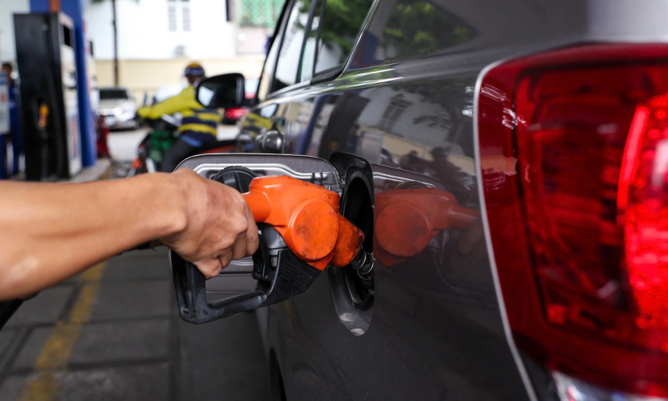 Gi&aacute; xăng dầu h&ocirc;m nay 27/8: Xăng trong nước tăng tuần thứ 2 li&ecirc;n tiếp?