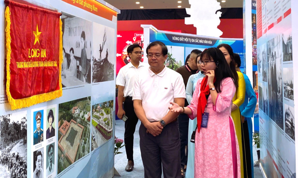 Ph&oacute; Chủ tịch UBND tỉnh Nguyễn Hồng Thanh thăm, động vi&ecirc;n đo&agrave;n T&acirc;y Ninh tham gia triển l&atilde;m th&agrave;nh tựu đất nước