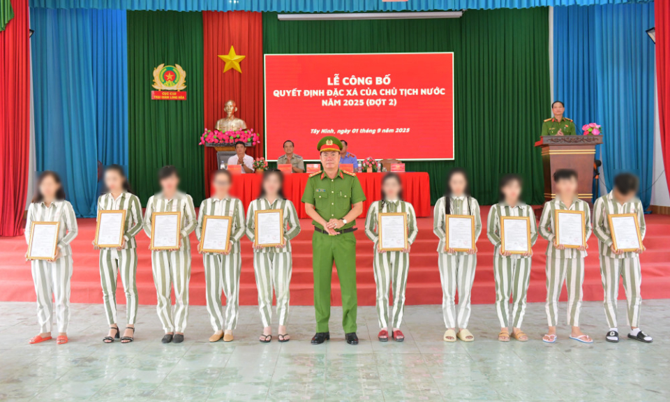 Trại giam Long H&ograve;a c&ocirc;ng bố quyết định đặc x&aacute; cho 244 phạm nh&acirc;n