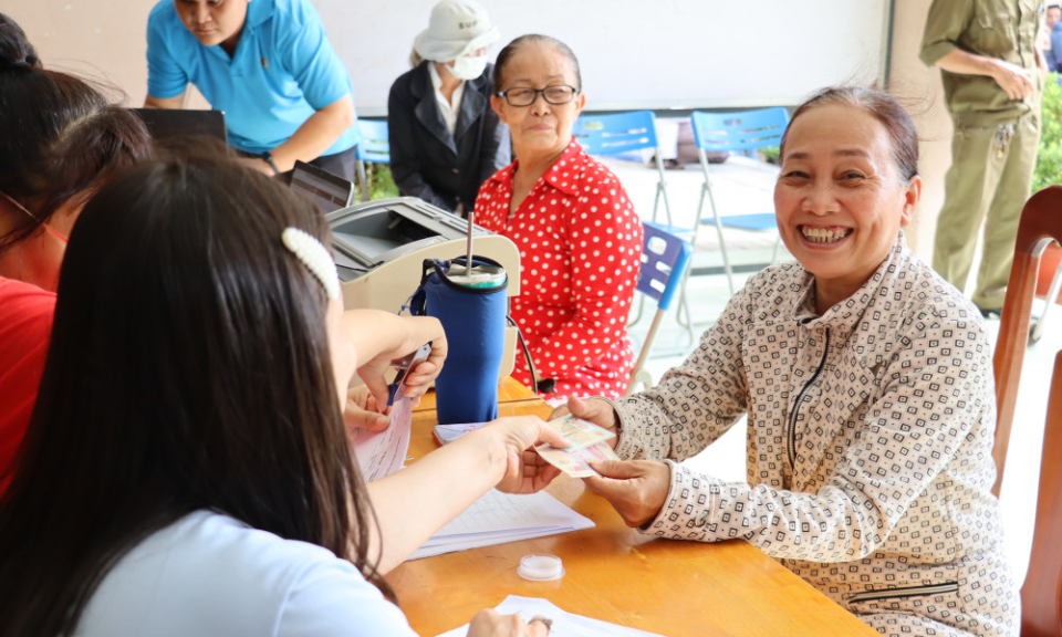 Người d&acirc;n phấn khởi đến nhận tiền mừng lễ 02/9