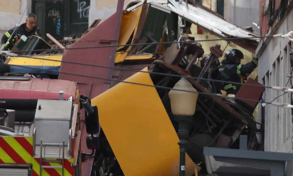 Tai nạn t&agrave;u điện ở Bồ Đ&agrave;o Nha, hơn 30 người thương vong