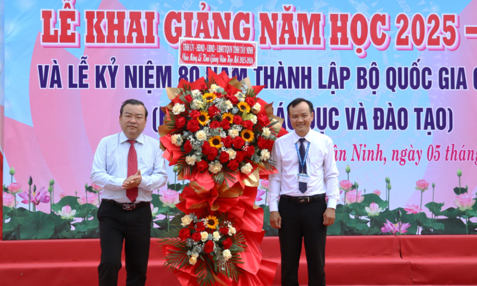 Ph&oacute; B&iacute; thư Tỉnh ủy Phạm H&ugrave;ng Th&aacute;i dự Lễ khai giảng năm học mới Trường THPT Chuy&ecirc;n Ho&agrave;ng L&ecirc; Kha
