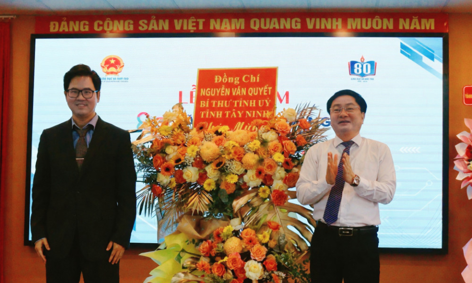 B&iacute; thư Tỉnh ủy Nguyễn Văn Quyết dự khai giảng tại Trường Đại học Kinh tế C&ocirc;ng nghiệp Long An