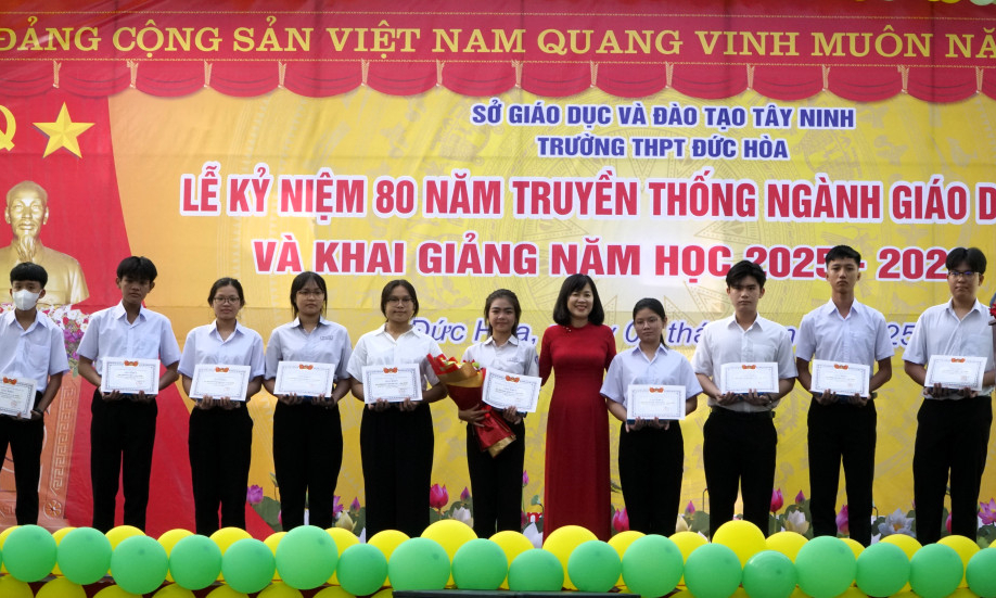 Trường THPT Đức H&ograve;a khai giảng năm học mới