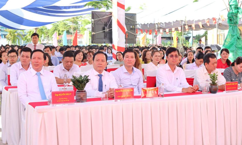 Chủ tịch UBND tỉnh Nguyễn Văn &Uacute;t dự khai giảng tại Trường THPT Nguyễn Trung Trực - Bến Lức