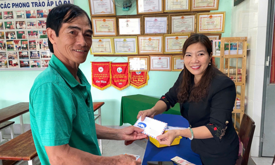 X&atilde; An Lục Long ho&agrave;n th&agrave;nh trao qu&agrave; Quốc kh&aacute;nh 02/9