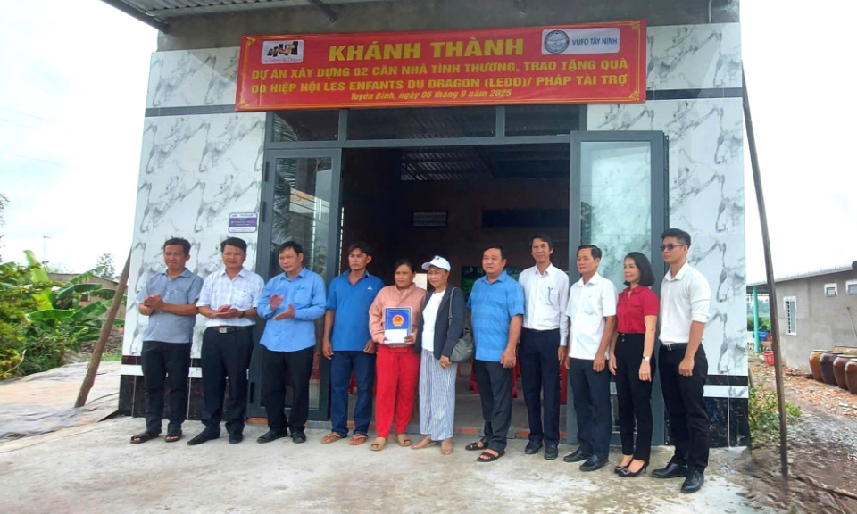 Li&ecirc;n hiệp c&aacute;c tổ chức hữu nghị tỉnh T&acirc;y Ninh trao 2 căn nh&agrave; hữu nghị