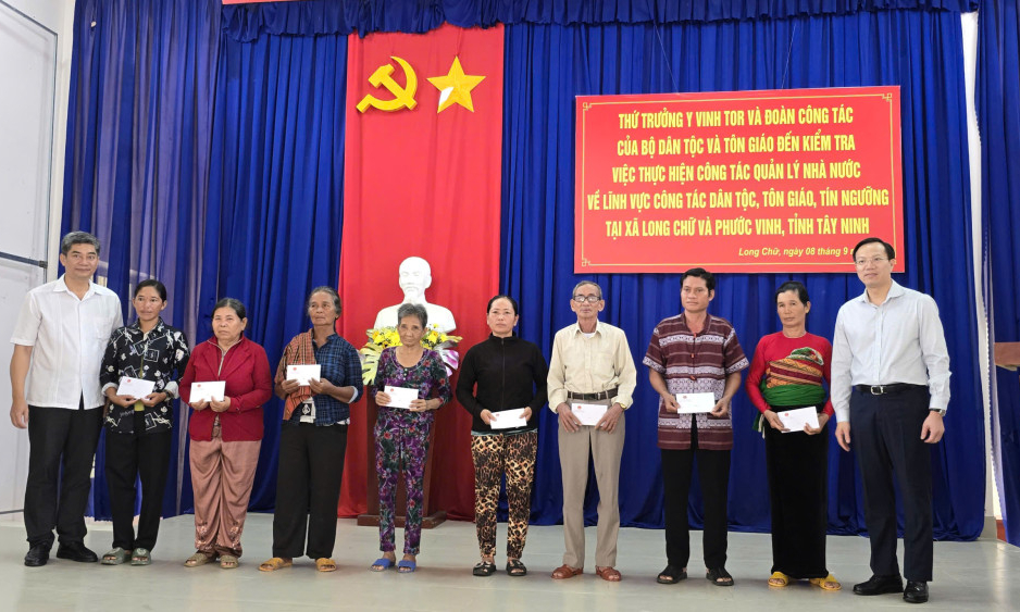 Đo&agrave;n c&ocirc;ng t&aacute;c Bộ D&acirc;n tộc v&agrave; T&ocirc;n gi&aacute;o thăm người c&oacute; uy t&iacute;n, hộ gia đ&igrave;nh ch&iacute;nh s&aacute;ch tại x&atilde; Long Chữ, x&atilde; Phước Vinh