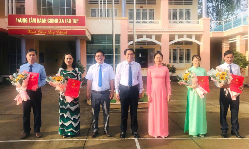 X&atilde; T&acirc;n Tập c&ocirc;ng bố quyết định của Ban Thường vụ Tỉnh ủy về c&ocirc;ng t&aacute;c c&aacute;n bộ