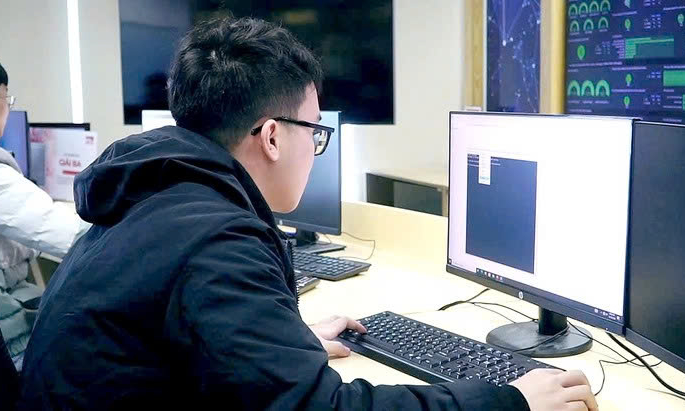 Ngồi m&aacute;y t&iacute;nh l&acirc;u nhiều người mắc hội chứng cổ - vai - c&aacute;nh tay, gặp kh&oacute; khi cầm nắm