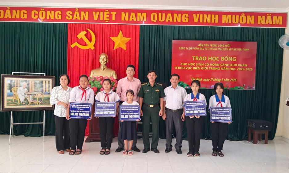 Trao học bổng cho học sinh c&oacute; ho&agrave;n cảnh đặc biệt kh&oacute; khăn ở khu vực bi&ecirc;n giới
