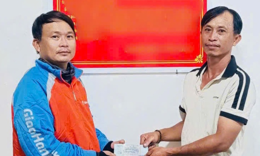 Nhặt được 30 triệu đồng, mang đến C&ocirc;ng an tr&igrave;nh b&aacute;o